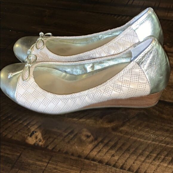 Cole Hann gold flats  - Picture 4 of 6